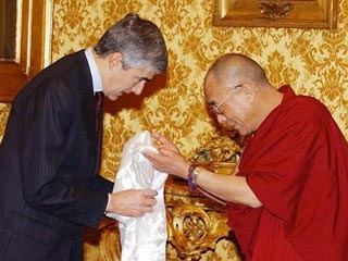 Далай-лама просит европейских политиков 'не подвергать изоляции Китай'
