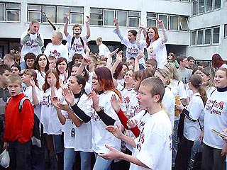 Последний писк молодежной моды в Латвии - майки с надписями "Руки прочь от наших школ!" и "Русской школе быть!" в четверг на один день стали формой учащихся одной из крупнейших школ Риги