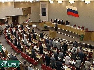 Двое депутатов Госдумы не встали при исполнении нового российского гимна