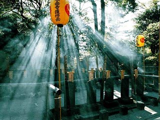 храм Оиси знаменит еще и тем, что в нем почитаются души 47 верных самураев эпохи Эдо (1603-1868 годы), которые отомстили врагам за смерть своего патрона, князя Асано Наганори, убитого в 1701 году