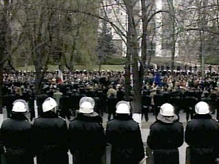 Молдавская оппозиция вывела сегодня на улицы Кишинева около 10 тысяч человек, требуя отказаться от предложенного Россией плана приднестровского урегулирования