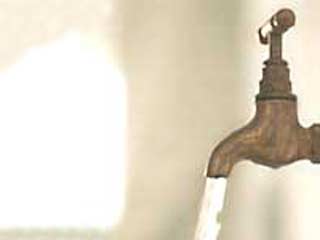 По данным издания, диверсанты ввели в систему водопровода ядовитые вещества, а также нефтепродукты. В результате непригодной для питья оказалась вода в жилых кварталах ан-Неамания, аль-Фейсалия и аль-Джазаир