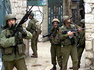 Израильская армия провела в понедельник масштабную операцию по поиску палестинских активистов в городе Рамаллах на Западном береге реки Иордан