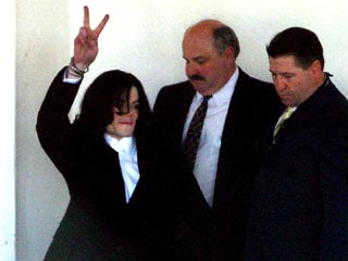 Журналисты подслушивали разговоры полицейских, задержавших Майкла Джексона