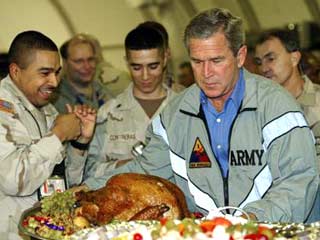 Президент США Джордж Буш, совершивший на День благодарения неожиданный вояж в Ирак, держал в руках традиционную жареную индейку, которую окружившим егосолдатам отведать не удалось