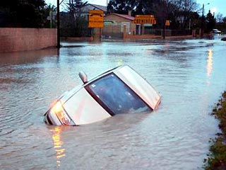 В южных районах Франции продолжается борьба с наводнением, которое стало результатом трехдневных проливных дождей