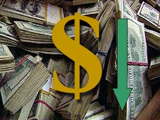 Доллар возобновил падение, снизившись перед праздниками на 10 копеек