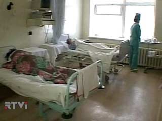 Трое отравившихся на свадьбе в столовой МГУ остаются в больницах