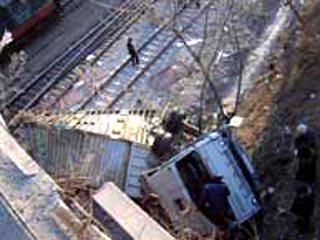 Во Владивостоке "КамАЗ" упал с моста на железнодорожные пути, перекрыв движение поездов