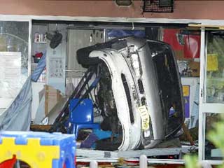 Серьезное ДТП произошло в австралийском городе Мэнли. В здание центра по уходу за детьми Roundhouse врезался автомобиль