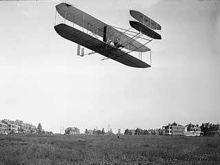 Ровно 100 лет назад - 17 декабря 1903 года - братья Уилбур и Орвил Райты совершили первый полет на сконструированном ими аэроплане. С этого дня и началась история авиации