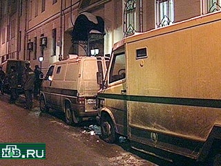 Накануне около 11 часов вечера в центральном офисе "Нефтепромбанка" в Москве прозвучал выстрел. Банк был уже закрыт