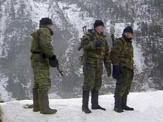 Армейские подразделения, сотрудники органов внутренних дел и пограничники продолжают операцию по прочесыванию местности в горах Дагестана в поисках банды боевиков, убившей в понедельник девять российских пограничников