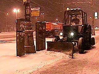Коммунальные службы Москвы переведены на ночной режим уборки снега