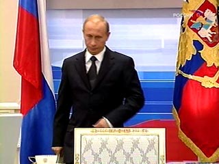 Сегодня В.Путин отвечает на вопросы россиян в прямом теле- и радиоэфире.