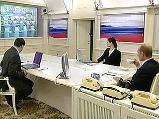 Уже в третий раз после своего избрания президентом в марте 2000 года Владимир Путин принял вчера участие в хорошо организованной игре под названием "прямой диалог" с народом