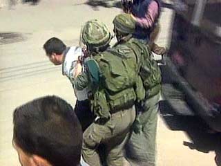 Израильские войска в воскресенье арестовали высокопоставленного деятеля радикального палестинского движения "Хамас" в городе Наблус на Западном берегу Иордана