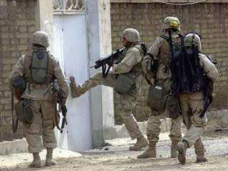 Американские военные за последние 24 часа арестовали в Ираке более ста человек. Уже второй день американцы проводят повальные обыски в небольшом городе Равах около сирийской границы