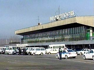 Поиски взрывного устройства начаты в самолете Ан-24 в аэропорту Иркутска