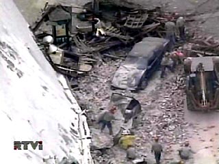 Губернатор Калифорнии Арнольд Шварценеггер объявил чрезвычайное положение в центральной части этого американского штата, пострадавшего в понедельник от землетрясения силой 6,5 балла