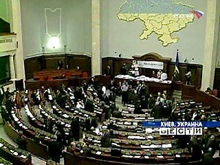 Верховная Рада Украины в среду 276 голосами предварительно одобрила законопроект по внесению изменений в Конституцию, разработанный парламентским большинством и администрацией президента, несмотря на все попытки оппозиции помешать этому