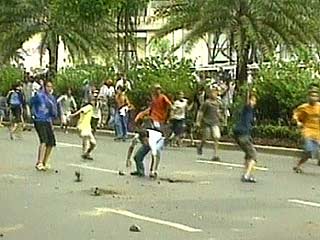 В столице Филиппин, Маниле, начались массовые беспорядки - сторонники и противники президента Джозефа Эстрады сходятся в рукопашных схватках и забрасывают друг друга камнями