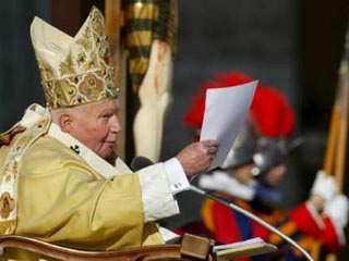 Иоанн Павел II обратился к верующим с традиционным посланием 'Граду и миру'