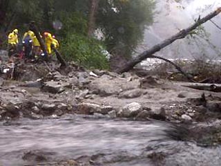 Сильные дожди в Калифорнии привели к разрушительным оползням, сообщает Reuters. В горных районах продолжающиеся более суток дожди вызвали сход мощных грязевых потоков, которые отрезали десятки людей, находившихся в детском лагере