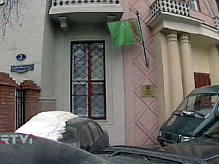 Активисты НБП забросали бутылками с краской посольство Туркмении в Москве