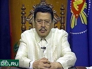Оппозиция предъявила обвиняемому в коррупции президенту Филиппин Джозефу Эстраде ультиматум.  До шести часов утра субботы он должен заявить о своей отставке