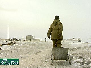 Жители поселка Атка в Магаданской области зимуют без света и тепла уже пятый год. Каждое утро они отправляются за углем к местной котельной