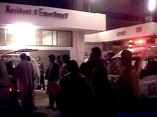 При лобовом столкновении автобуса с тяжелым грузовиком во вторник вечером возле пакистанского города-порта Карачи погибли 18 и тяжело ранены два человека