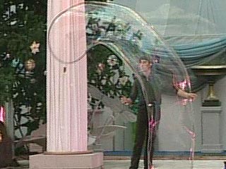 Канадский кудесник и специалист по надуванию самых больших в мире мыльных пузырей Фан Янг вновь приезжает на новогодние праздники в Москву