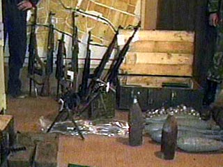 в ходе проверки полученной от ранее задержанных боевиков информации сотрудники ФСБ обнаружили в селе Аллерой Курчалойского района тайники с оружием, боеприпасами, документацией