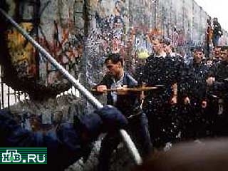 Жители столицы ФРГ отмечают сегодня годовщину возведения Берлинской стены