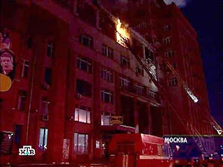 Более 5 часов понадобилось сотрудникам УГПС, чтобы ликвидировать сильный пожар в административном здании в центре Москвы. Сведений о погибших и пострадавших нет, сообщили в Управлении государственной противопожарной службы (УГПС) столицы