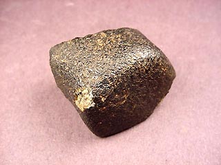 Фото: метеорит с Марса, найденный в Марокко в декабре 2001 года