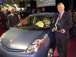 Звание "Автомобиль года" на автосалоне в Детройте получил гибридный автомобиль Toyota Prius, оснащенный электрическим и бензиновым двигателем