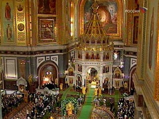 В главном православном соборе России - храме Христа Спасителя, началось праздничное рождественское богослужение, которое возглавил Патриарх Московский и всея Руси Алексий II
