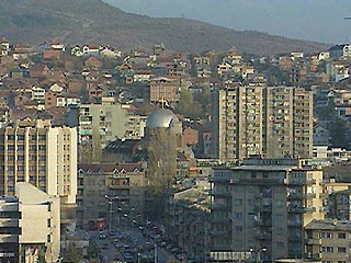 В столице Косово и Метохии - городе Приштине - осталось всего около 150 сербов. Все они вынуждены жить в одном доме с собственным магазином и поликлиникой, под охраной миротворцев, практически в полной изоляции