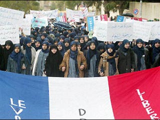 Под лозунгом "Да - хиджабу, нет - угнетению!"  в столице Ливана накануне состоялась массовая антифранцузская женская демонстрация