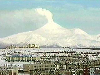 В ряде населенных пунктов Камчатки из-за активизации вулкана Шивелуч начался пеплопад