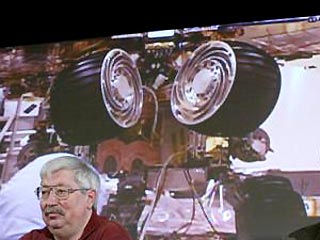 По словам специалистов из NASA, 12 пиротехнических устройств сработали по плану, и аппарат поднялся на шесть своих колес