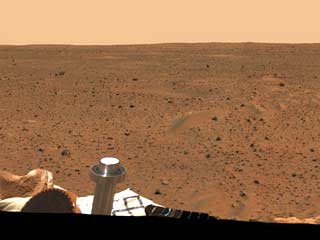 Марсоход Spirit передал с поверхности марса 225 цветных изображений, из которых специалисты NASA сконструировали круговую панораму поверхности "красной планеты".