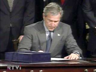 Президент Джордж Буш подписал в понедельник документ, запрещающий въезд на территорию США действующим и бывшим иностранным госчиновникам, которые были уличены в коррупции