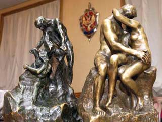 Бронзовые скульптуры "Ревность" и "Поцелуй" высотой 30 сантиметров каждая были изготовлены Роденом в 1899 году. В 1945 году Сталинград получил эти работы в подарок
