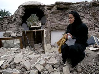 41 тысяча человек погибли в результате землетрясения силой в 6,3 балла по шкале Рихтера 26 декабря прошлого года в городе Бам на юго-востоке Ирана