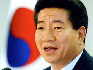 Президент Южной Кореи Но Му Хен удовлетворил сегодня прошение об отставке, поданное министром иностранных дел и внешней торговли страны Юн Ен Гваном в связи со скандалом вокруг некоторых высокопоставленных сотрудников его ведомства