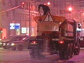 Обильный снегопад осложнил дорожную обстановку на улицах Москвы, но не повлиял на работу аэропортов