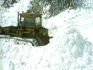 Снежная лавина обрушилась на поселок Санаторный, расположенный примерно в 20 км северо-западнее Южно-Сахалинска